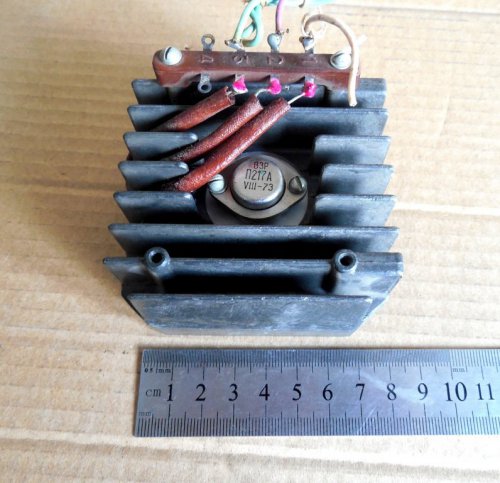Транзистор П217А, смонтированный  на мощном алюминиевом радиаторе