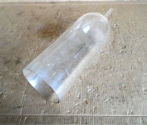 Сосуд из кварцевого стекла в виде цилиндра, заканчивающегося на одном конце трубкой