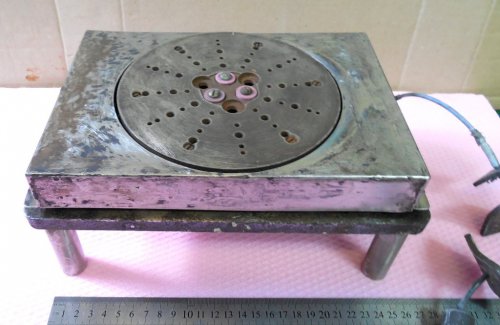 Столик, електрично ізольований від корпусу, який може обертатись
