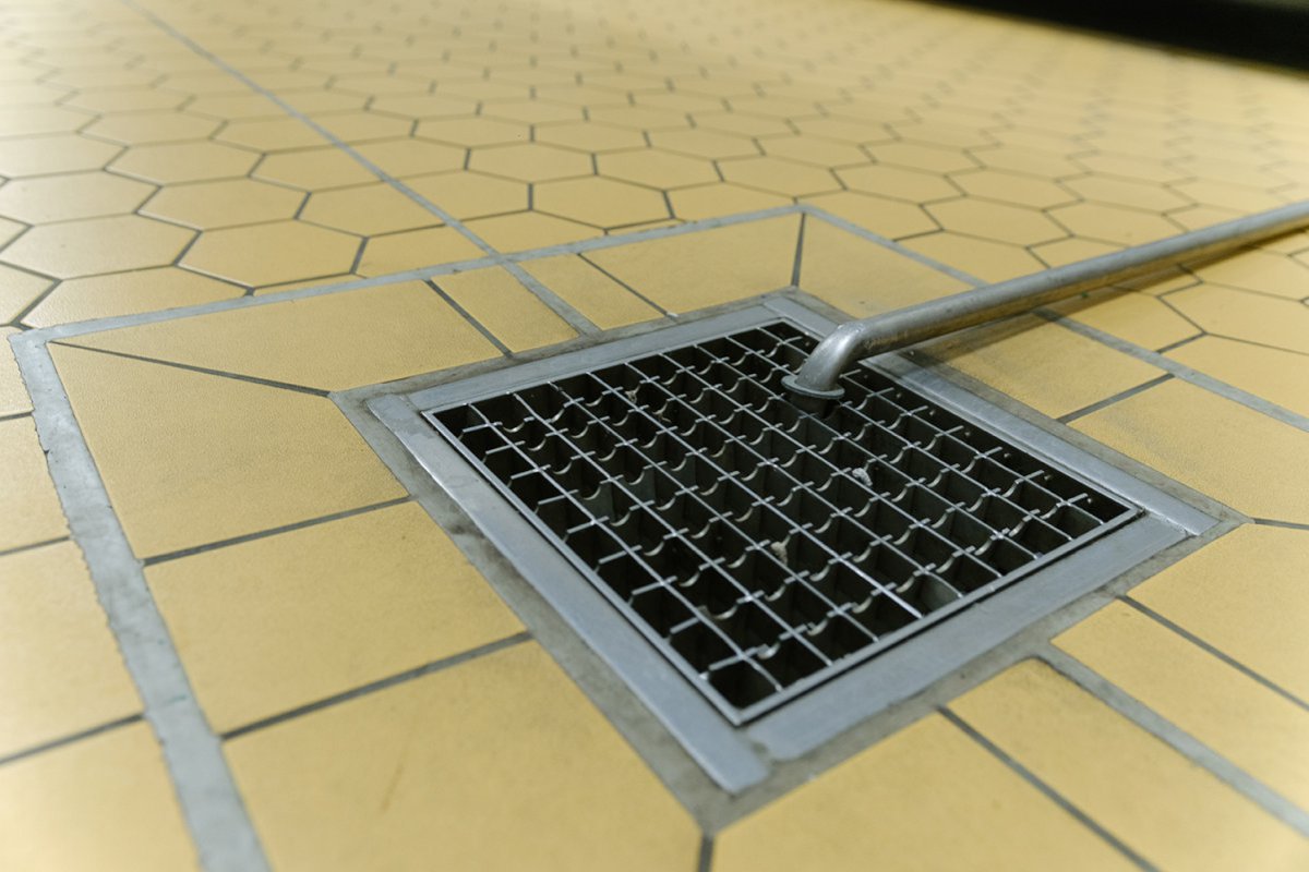 хімстійка плитка на виробництві мінеральної води.jpg